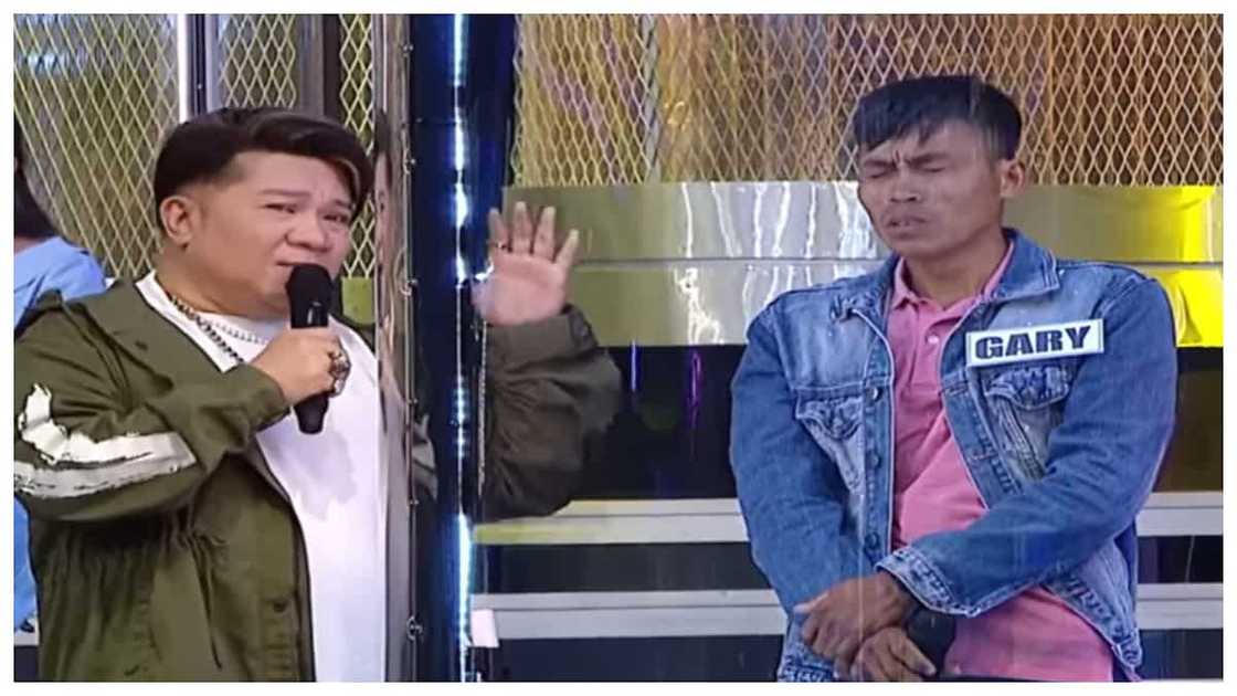 Mister sa viral na mag-asawang sabay na nagtapos ng elementary, papag-aralin pa ng Eat Bulaga Mister sa viral na mag-asawang sabay na nagtapos ng elementary, papag-aralin pa ng Eat Bulaga