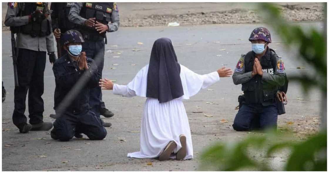 Madre na nag-viral sa ipinakitang katapangan, muling pumagitna sa gulo sa Myanmar Madre na nag-viral sa ipinakitang katapangan, muling pumagitna sa gulo sa Myanmar