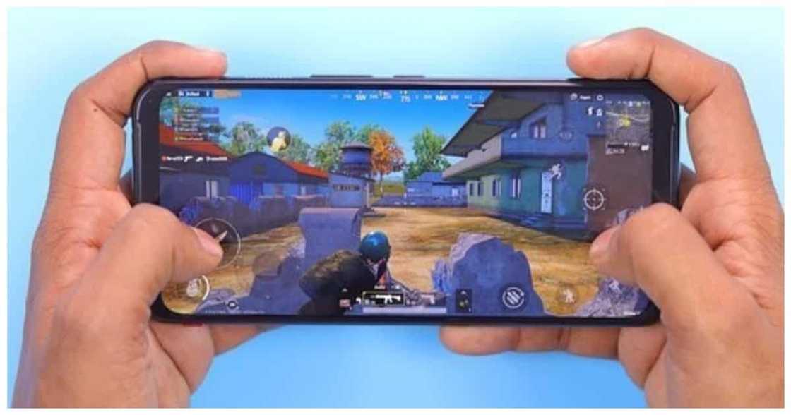 Pagpupuyat sa mobile games, malaki ang epekto sa ugali ng bata ayon sa eksperto Pagpupuyat sa mobile games, malaki ang epekto sa ugali ng bata ayon sa eksperto