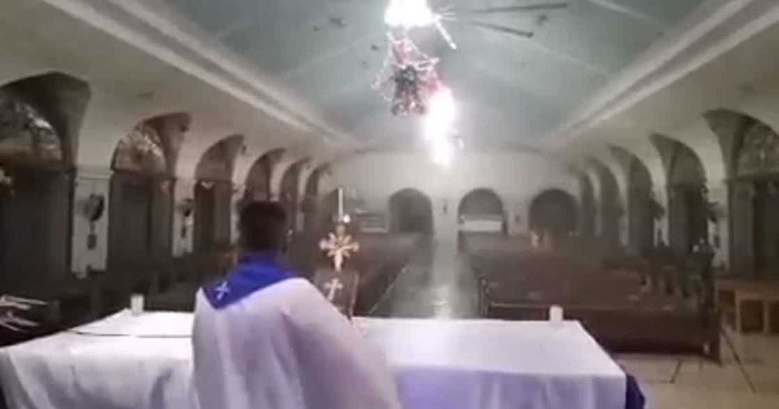 Video ng pari sa Bohol na patuloy na nagmimisa habang hinahampas na ni Odette ang probinsya, viral Video ng pari sa Bohol na patuloy na nagmimisa habang hinahampas na ni Odette ang probinsya, viral