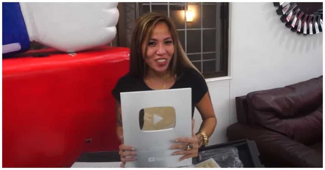 Madam Inutz, emosyonal nang mag-unbox ng kanyang YouTube silver play button Madam Inutz, emosyonal nang mag-unbox ng kanyang YouTube silver play button