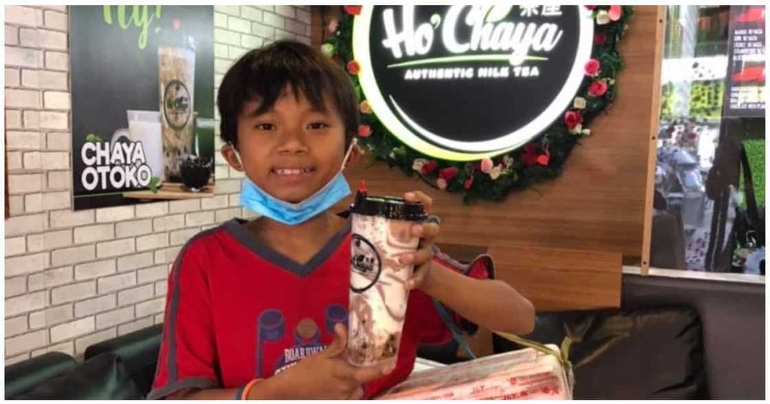 Batang naglalako ng ice candy, hinangaan dahil sa regalong handog para sa ina Batang naglalako ng ice candy, hinangaan dahil sa regalong handog para sa ina
