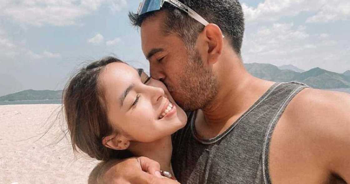 Julia Barretto posts new feisty beach photo; shows off her narrow waistline Julia Barretto posts new feisty beach photo; shows off her narrow waistline