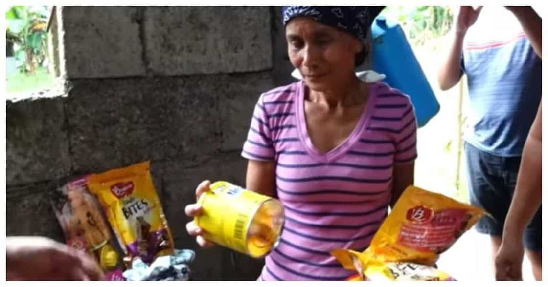 Mag-lola na nabigyan ng tulong mula USA, nagbigay ng kamote bilang pasasalamat Mag-lola na nabigyan ng tulong mula USA, nagbigay ng kamote bilang pasasalamat