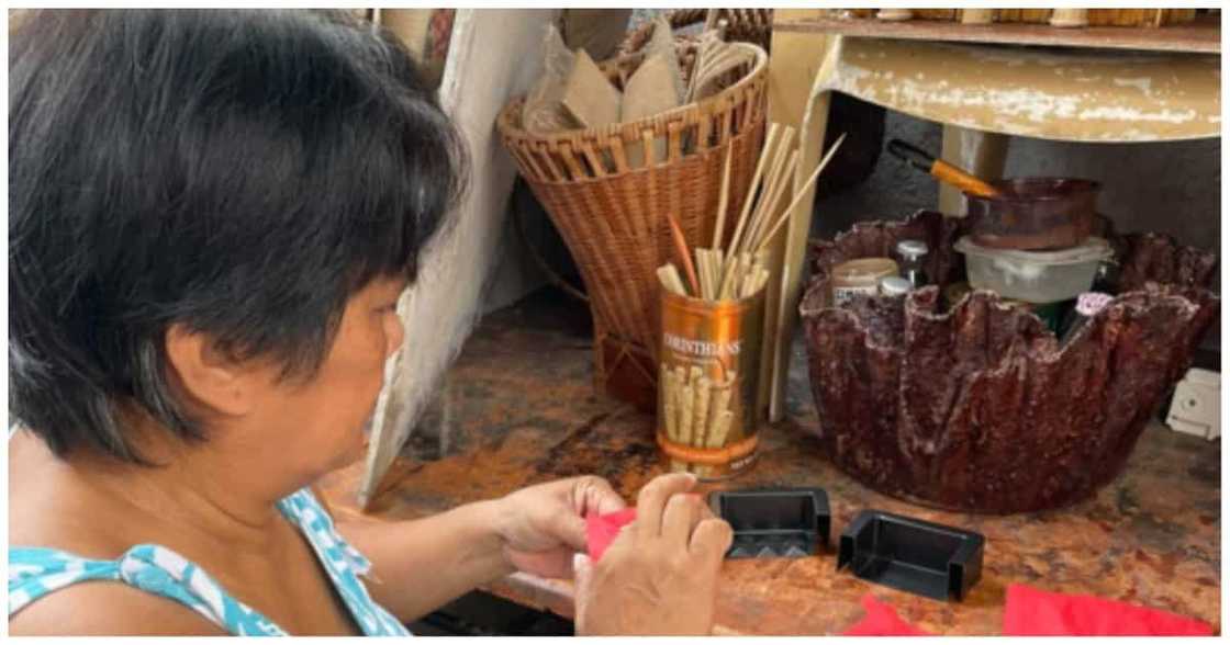 Anak, ipinagmamalaki ang handicrafts na gawa ng ina mula sa karton at BBQ sticks Anak, ipinagmamalaki ang handicrafts na gawa ng ina mula sa karton at BBQ sticks