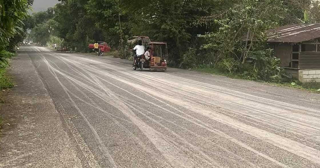 Photos ng ashfall mula sa pagsabog ng Kanlaon volcano, viral