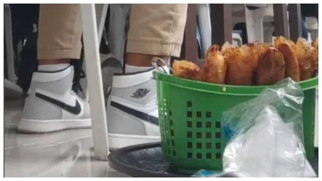 Estudyanteng lakas-loob na naglalako ng turon sa paaralan, umantig sa puso ng marami Estudyanteng lakas-loob na naglalako ng turon sa paaralan, umantig sa puso ng marami