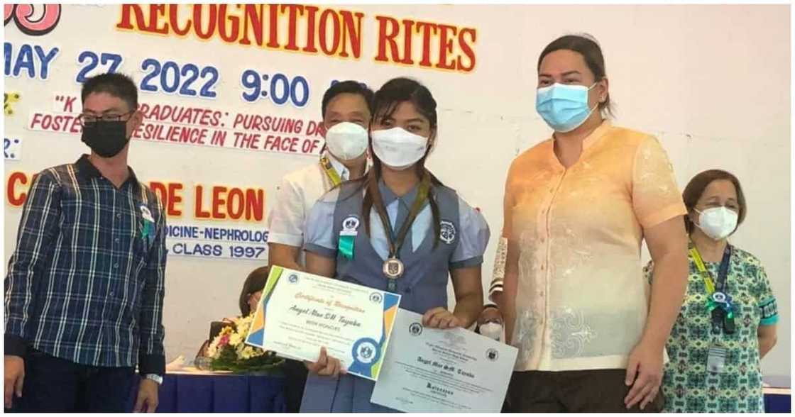 VP-elect Sara Duterte, sinamahan ang isang estudyante sa moving-up ceremony nito VP-elect Sara Duterte, sinamahan ang isang estudyante sa moving-up ceremony nito