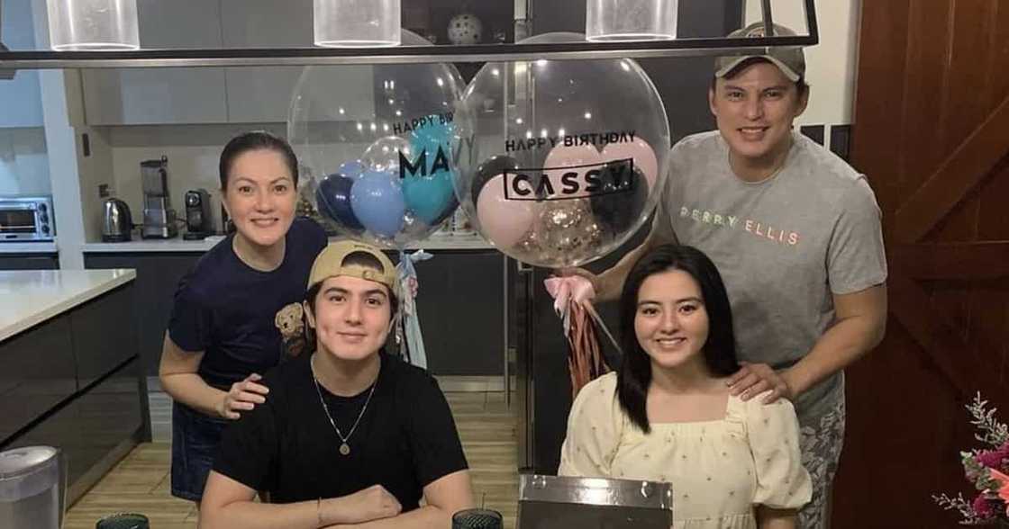 Carmina Villaroel, binisita ni Zoren Legaspi sa set para personal na i-congratulate Carmina Villaroel, binisita ni Zoren Legaspi sa set para personal na i-congratulate