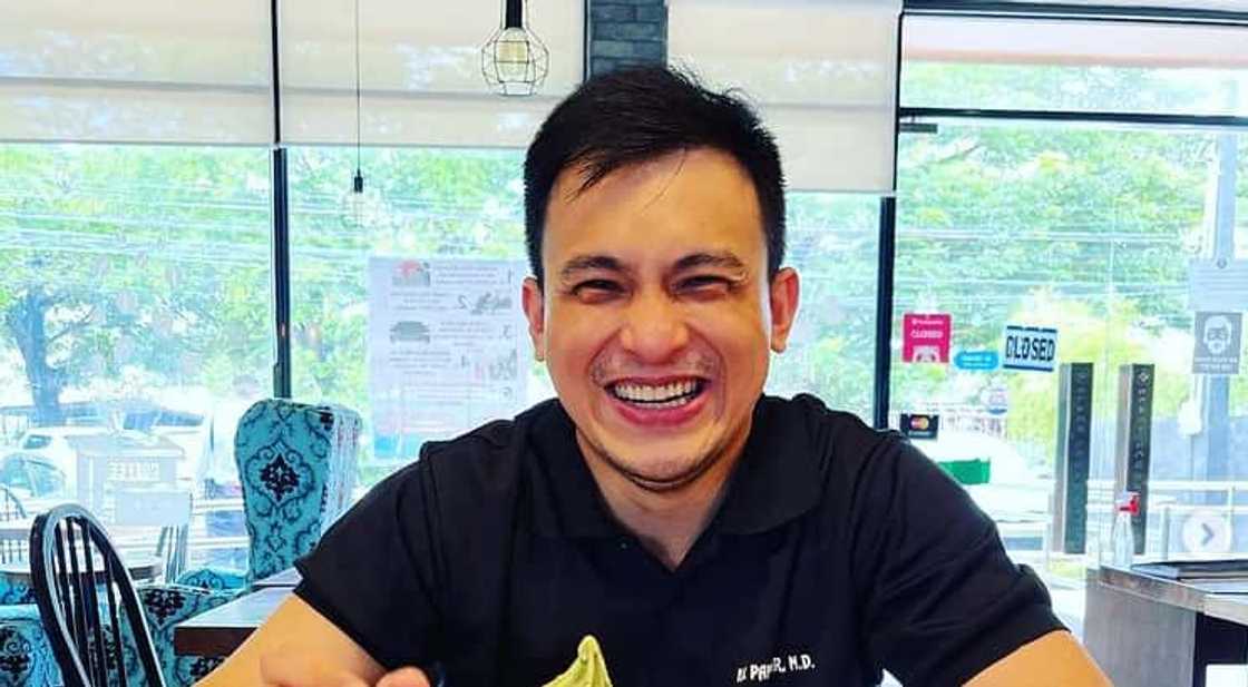 Dating aktor na ngayon ay isa nang doktor na si Josh Santana, tinamaan ng COVID Dating aktor na ngayon ay isa nang doktor na si Josh Santana, tinamaan ng COVID