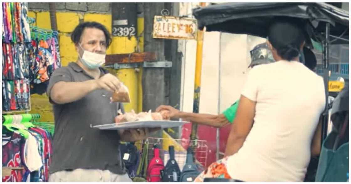 Vlogger na nagpanggap na pulubi, pinakyaw at ipinamigay ang paninda ng tinderang tumulong sa kanya Vlogger na nagpanggap na pulubi, pinakyaw at ipinamigay ang paninda ng tinderang tumulong sa kanya