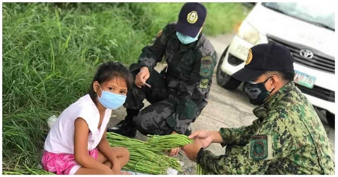 Mga pulis sa CamSur, pinakyaw ang paninda ng batang naglalako sa gilid ng kalsada