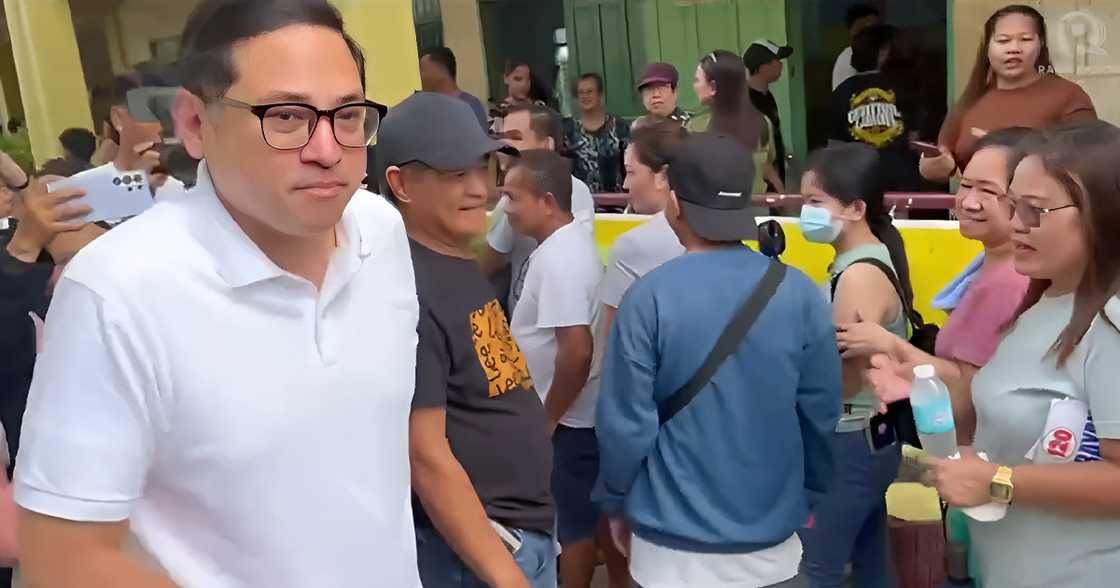 Bam Aquino, pumunta sa dulo ng linya ng halos 100 kataong pumipila para makapagboto Bam Aquino, pumunta sa dulo ng linya ng halos 100 kataong pumipila para makapagboto
