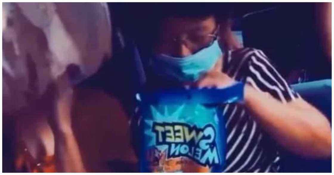 Video ng lalaking hindi nakatiis na manghingi ng candy sa kasakay sa van, viral Video ng lalaking hindi nakatiis na manghingi ng candy sa kasakay sa van, viral