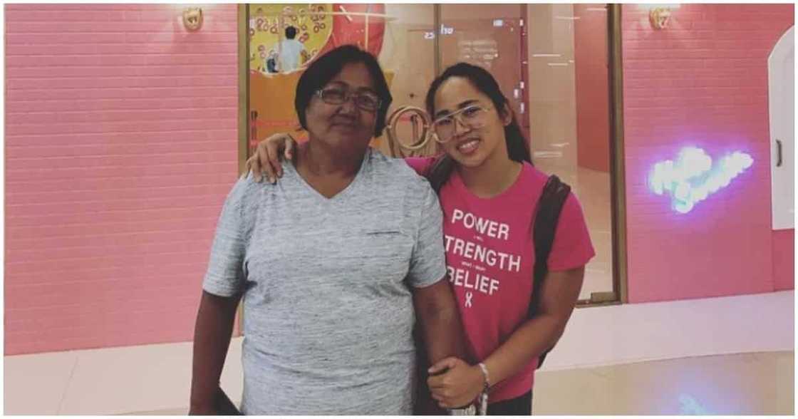 Aika Robredo, nakipag-picture sa mga magulang ni Hidilyn Diaz na present sa grand rally Aika Robredo, nakipag-picture sa mga magulang ni Hidilyn Diaz na present sa grand rally