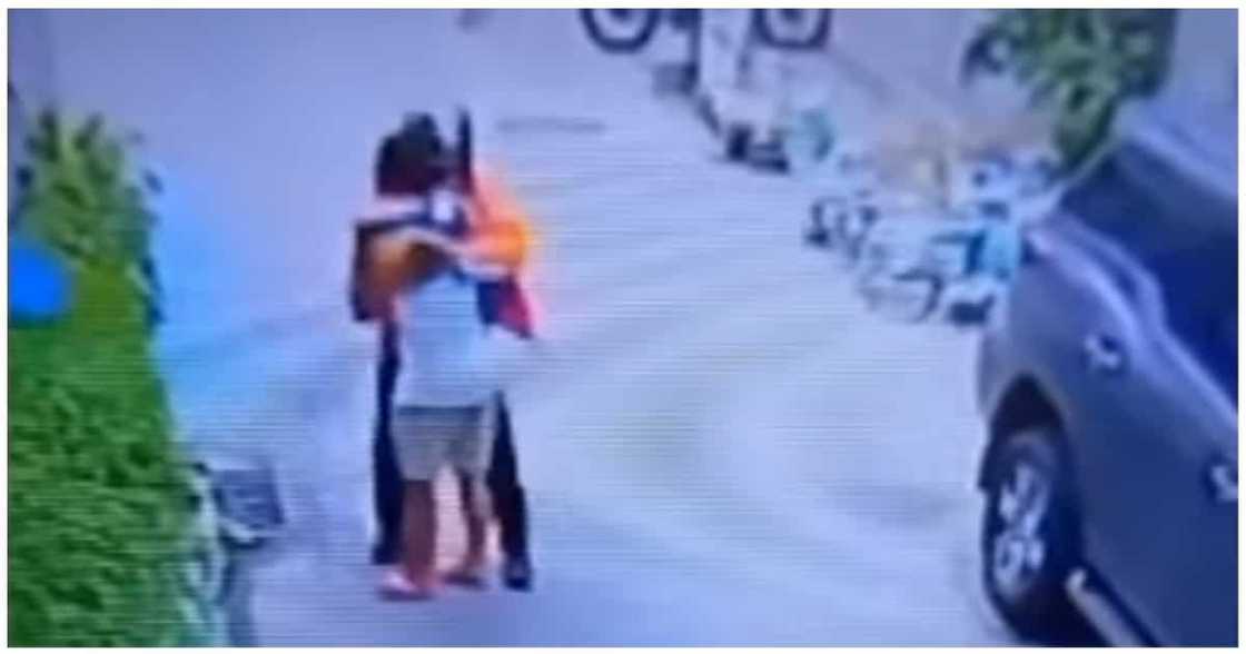 Delivery rider, naiyak at napayakap ng mahigpit sa nagsauli ng kanyang wallet Delivery rider, naiyak at napayakap ng mahigpit sa nagsauli ng kanyang wallet