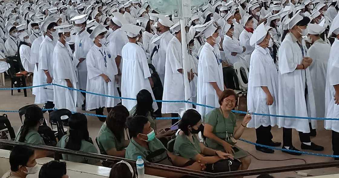 Public school teacher, viral matapos magpahiram ng sapatos sa estudyante Public school teacher, viral matapos magpahiram ng sapatos sa estudyante