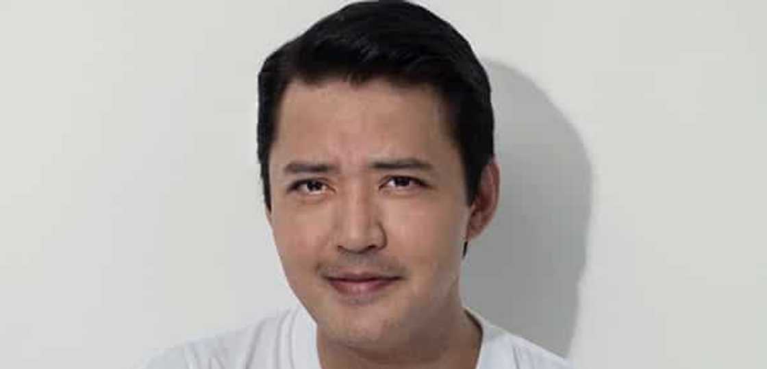 Mark Anthony, tinuturing na ‘blessing in disguise’ ang nabasag na salamin sa mata Mark Anthony, tinuturing na ‘blessing in disguise’ ang nabasag na salamin sa mata
