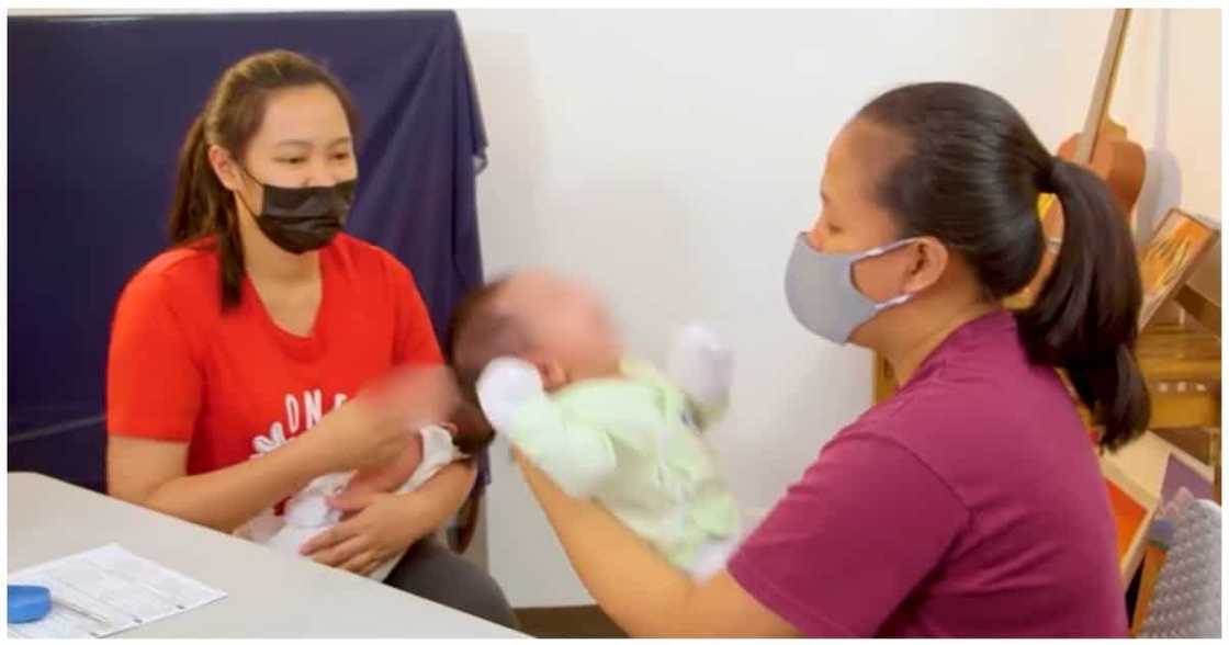 Dalawang mag-ina, nagpa-DNA test muli dahil di nila mga anak ang sanggol na hawak Dalawang mag-ina, nagpa-DNA test muli dahil di nila mga anak ang sanggol na hawak
