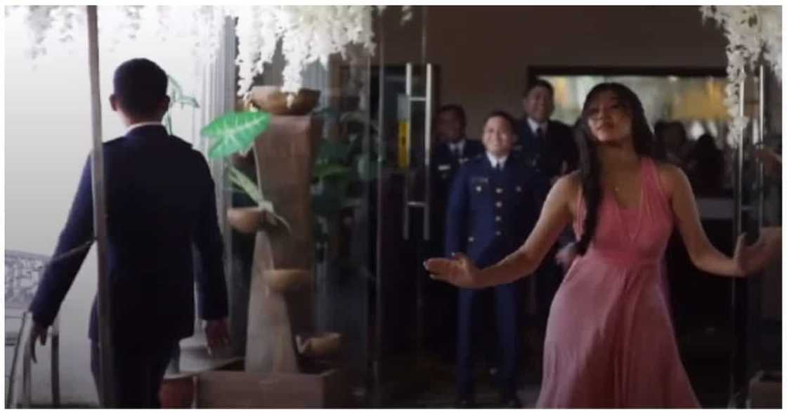 Groomsman na iniwan sa ere ang bridesmaid dahil sa TikTok dance, viral Groomsman na iniwan sa ere ang bridesmaid dahil sa TikTok dance, viral