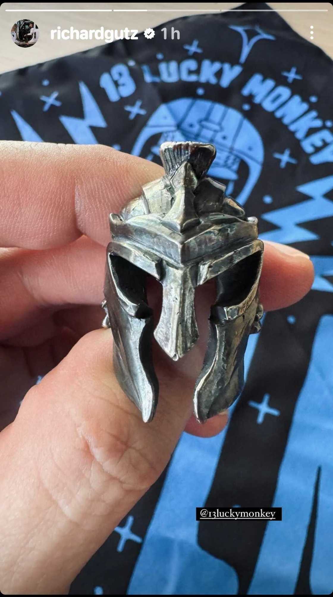 Richard Gutierrez, ibinida ang singsing niya na may Bible verse Richard Gutierrez, ibinida ang singsing niya na may Bible verse