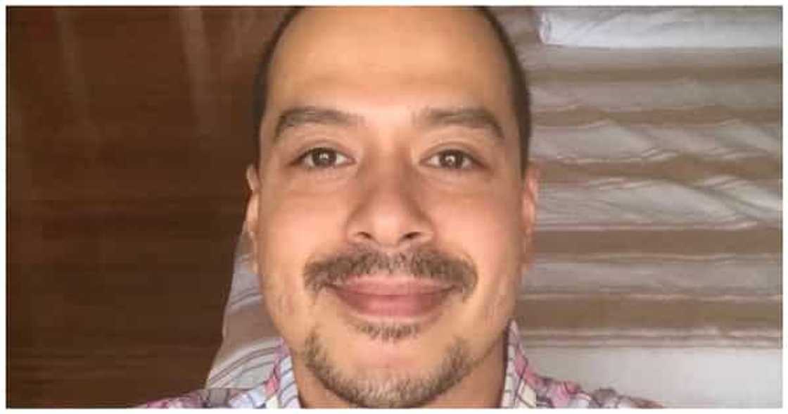 John Lloyd Cruz is now Kapuso; photos from his contract signing go viral John Lloyd Cruz is now Kapuso; photos from his contract signing go viral