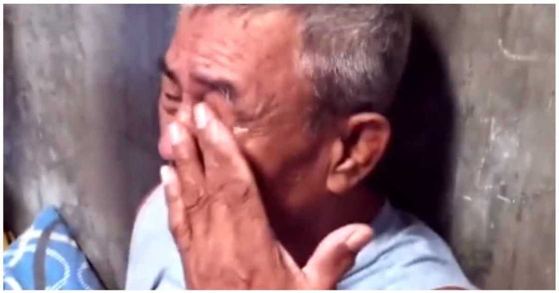 Ama, talagang naiyak nang biglang dumating ang anak na 3 buwang hindi nakauwi Ama, talagang naiyak nang biglang dumating ang anak na 3 buwang hindi nakauwi