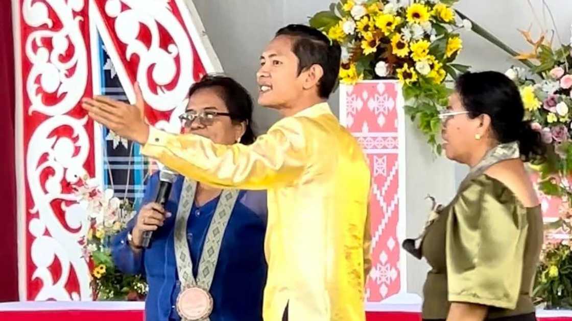 Teacher na nanindigan laban sa pagpapahubad ng toga sa mga estudyante, nagpaunlak ng panayam Teacher na nanindigan laban sa pagpapahubad ng toga sa mga estudyante, nagpaunlak ng panayam