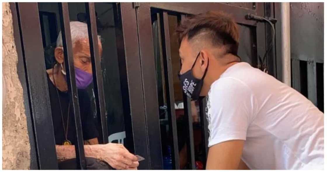 Tatay Elmer ng 'Piston 6', namataang namamahagi ng tulong sa kanilang community pantry Tatay Elmer ng 'Piston 6', namataang namamahagi ng tulong sa kanilang community pantry