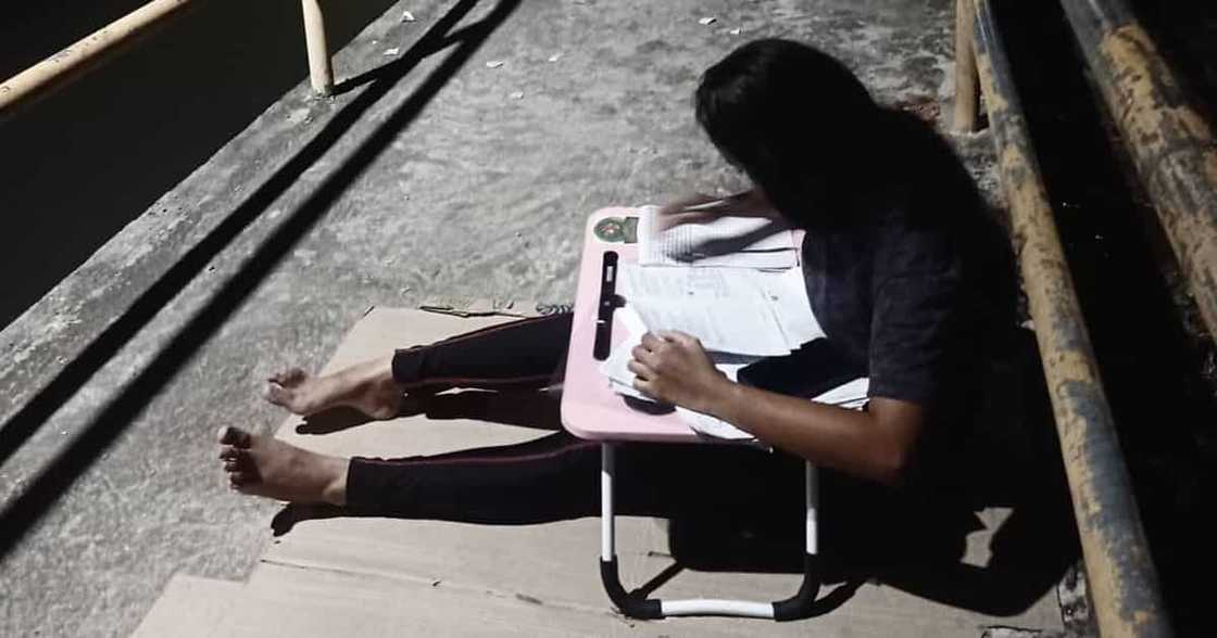 Estudyanteng nag-aaral sa tulay para sa libreng WiFi nag-viral Estudyanteng nag-aaral sa tulay para sa libreng WiFi nag-viral