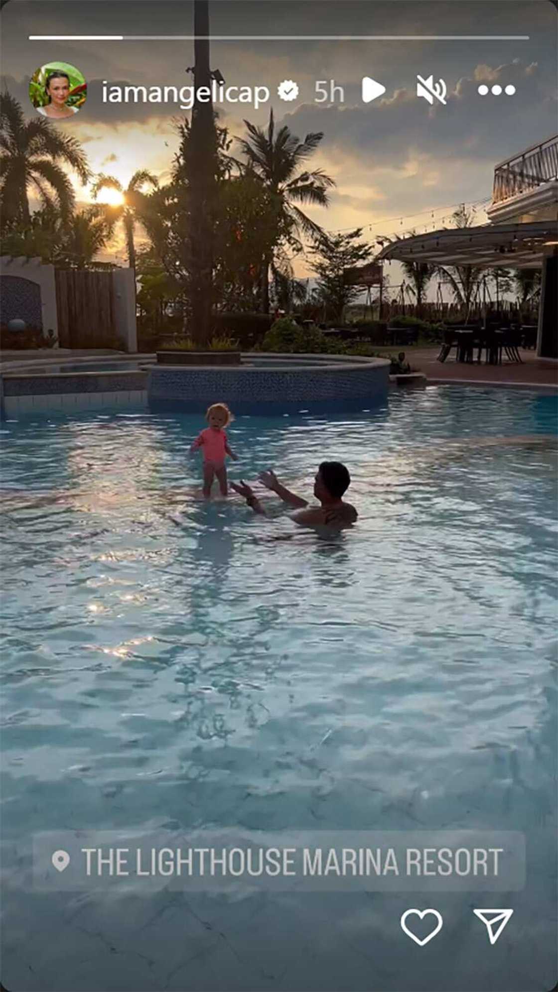 Baby Bean, napakatapang; walang takot na tumayo sa gitna ng pool kasama si Daddy Gregg Baby Bean, napakatapang; walang takot na tumayo sa gitna ng pool kasama si Daddy Gregg