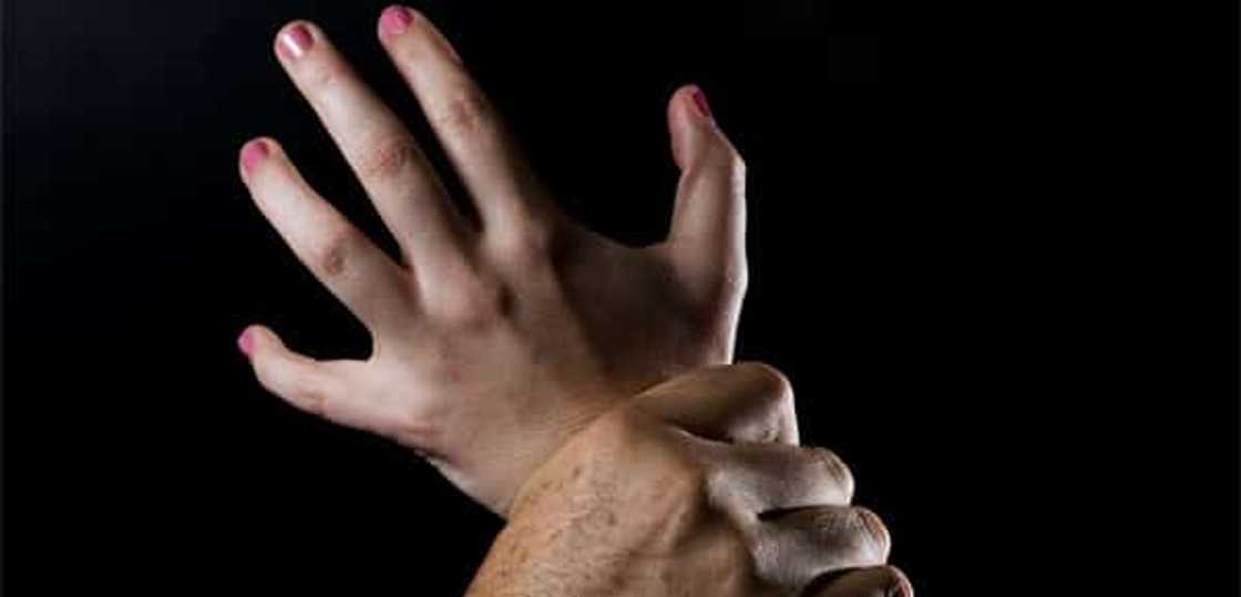 Batugang lalake, pwersahang ginawang bayarang babae ang asawa para may pambili ng gatas sa baby Batugang lalake, pwersahang ginawang bayarang babae ang asawa para may pambili ng gatas sa baby