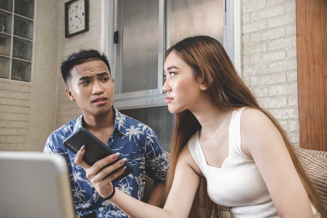 A couple argues A couple argues