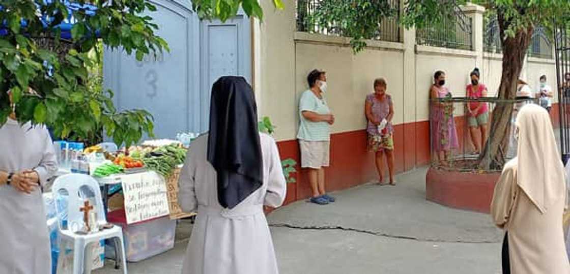 Mga madre, nag setup ng community pantry sa kabila ng isyu ng red-tagging Mga madre, nag setup ng community pantry sa kabila ng isyu ng red-tagging