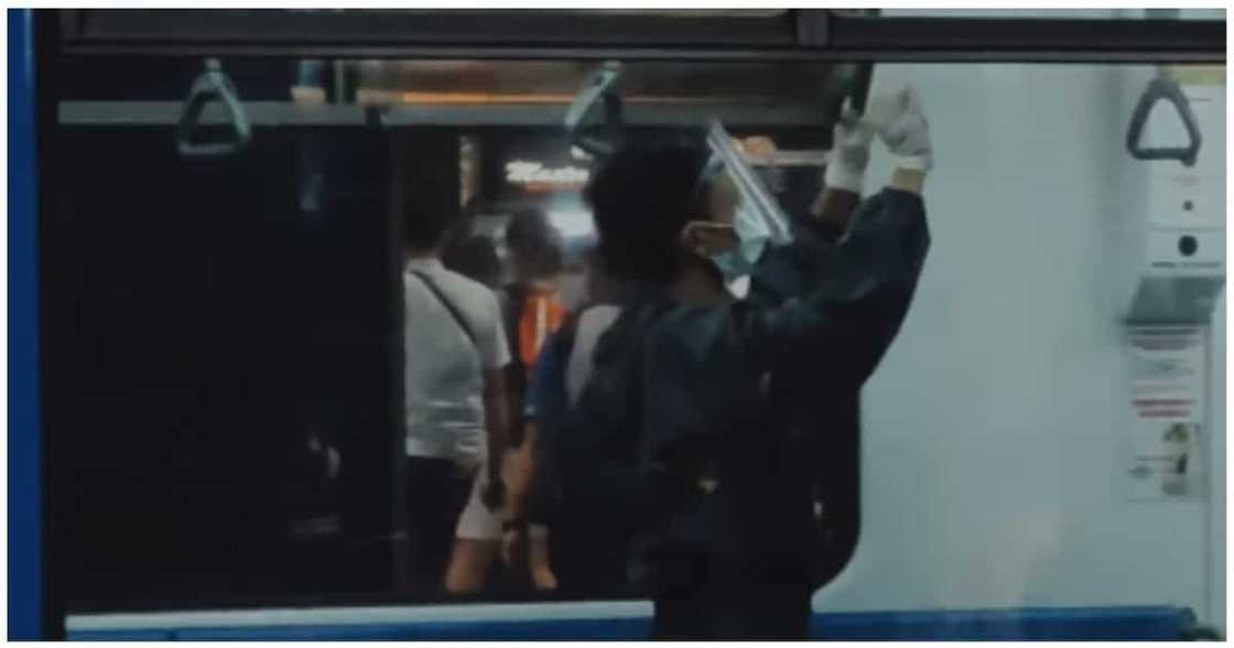 Video ng pagdi-disinfect ng ilang tauhan ng MRT3, ikinabahala ng mga netizens Video ng pagdi-disinfect ng ilang tauhan ng MRT3, ikinabahala ng mga netizens