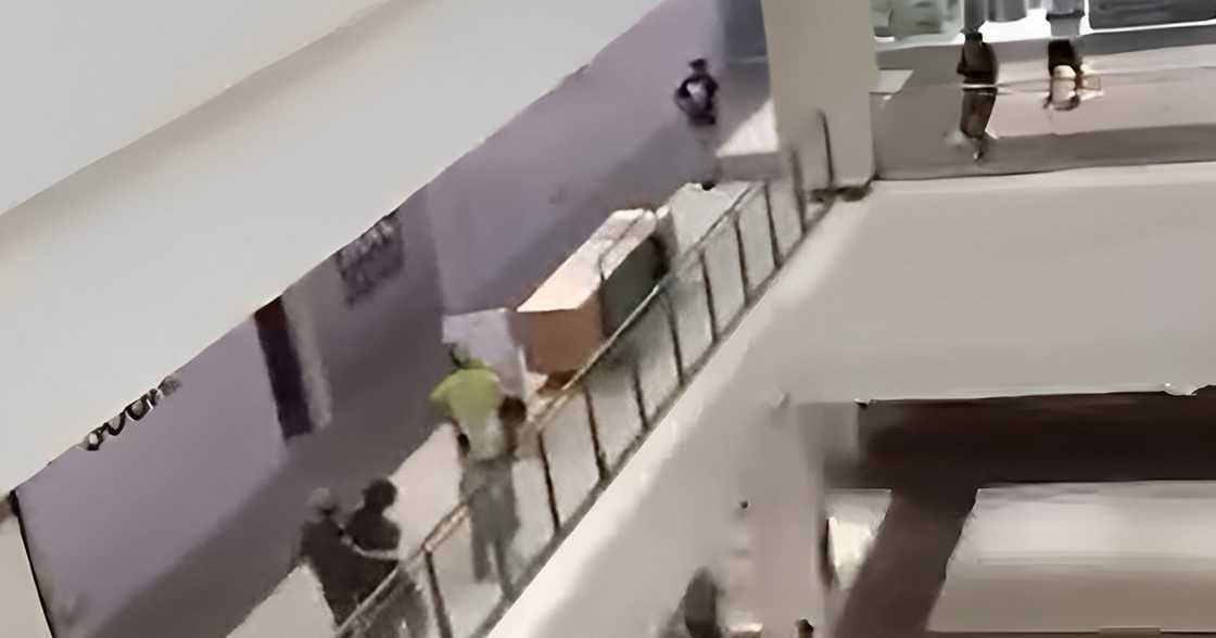Isang 34-anyos na lalaki, patay nang tumalon mula sa 3rd floor ng isang kilalang mall sa Bacolod Isang 34-anyos na lalaki, patay nang tumalon mula sa 3rd floor ng isang kilalang mall sa Bacolod