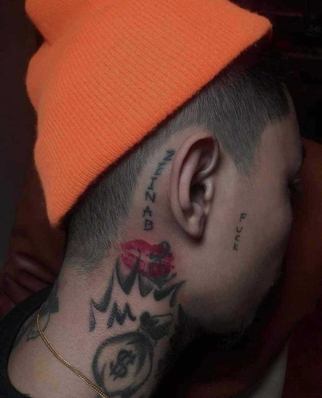 Skusta Clee, pina-tattoo ang pangalan ni Bia; pinatakpan na rin ang "Zeinab" tattoo Skusta Clee, pina-tattoo ang pangalan ni Bia; pinatakpan na rin ang "Zeinab" tattoo