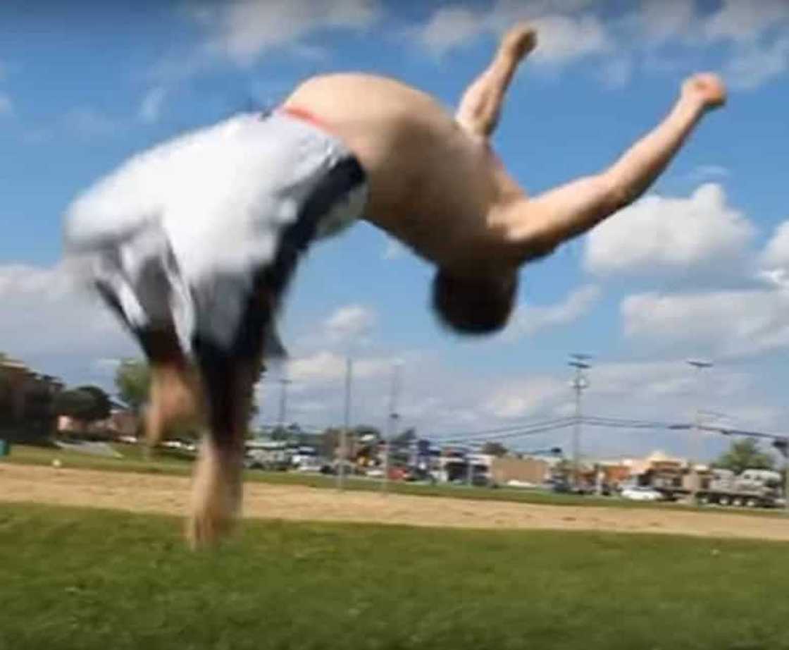 Fat Guy Shows Off His Unbelievable Parkour And Kung-Fu Skills Fat Guy Shows Off His Unbelievable Parkour And Kung-Fu Skills