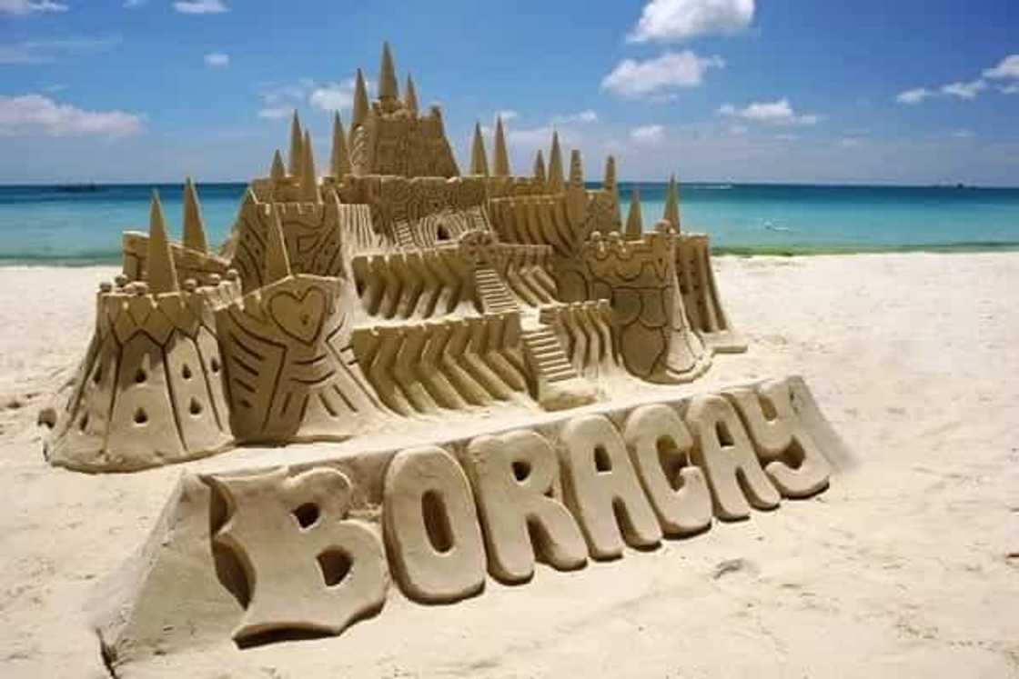 Sinira lang ang pinagpaguran! Netizens slam PNP officers for destroying 'illegal' sandcastles in Boracay