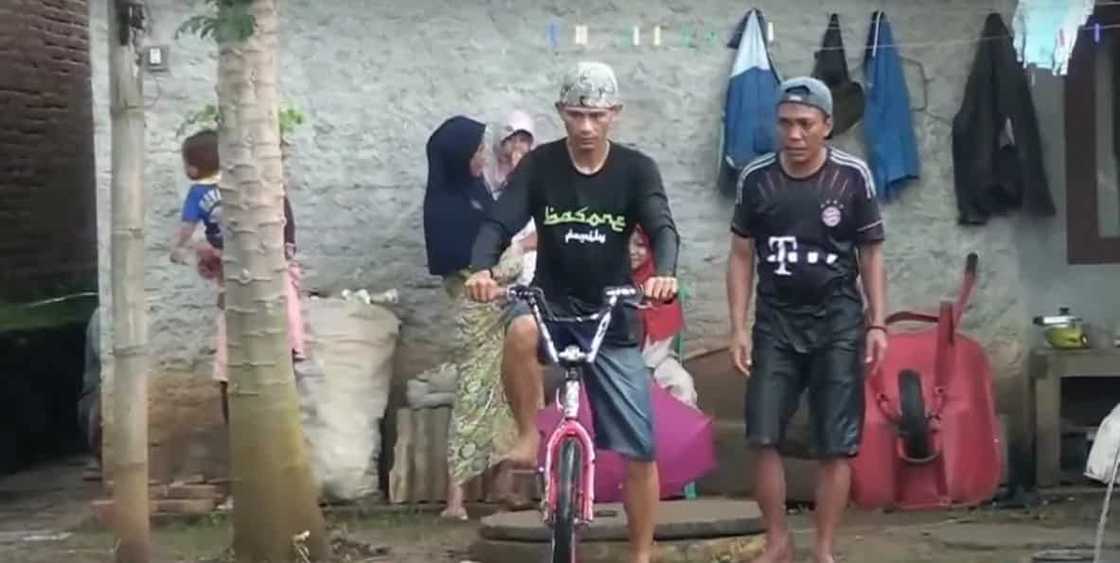 Netizen shares epic video of hilarious bike race Netizen shares epic video of hilarious bike race