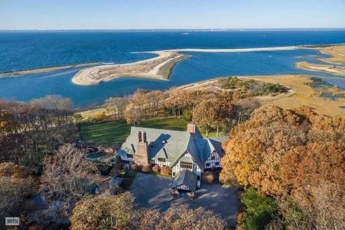 Angelina Jolie and Brad Pitt's Long Island estate is up for sale Angelina Jolie and Brad Pitt's Long Island estate is up for sale