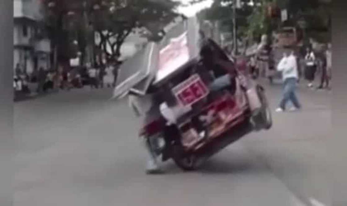 Pinoy tricycle driver impressed netizens with his dangerous tricks Pinoy tricycle driver impressed netizens with his dangerous tricks