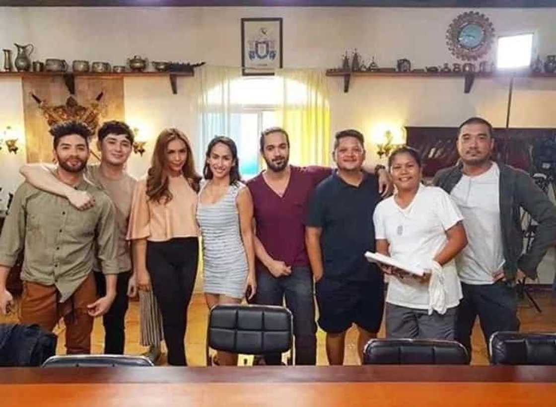 Alleged ghost leg appears in La Luna Sangre cast photo Alleged ghost leg appears in La Luna Sangre cast photo