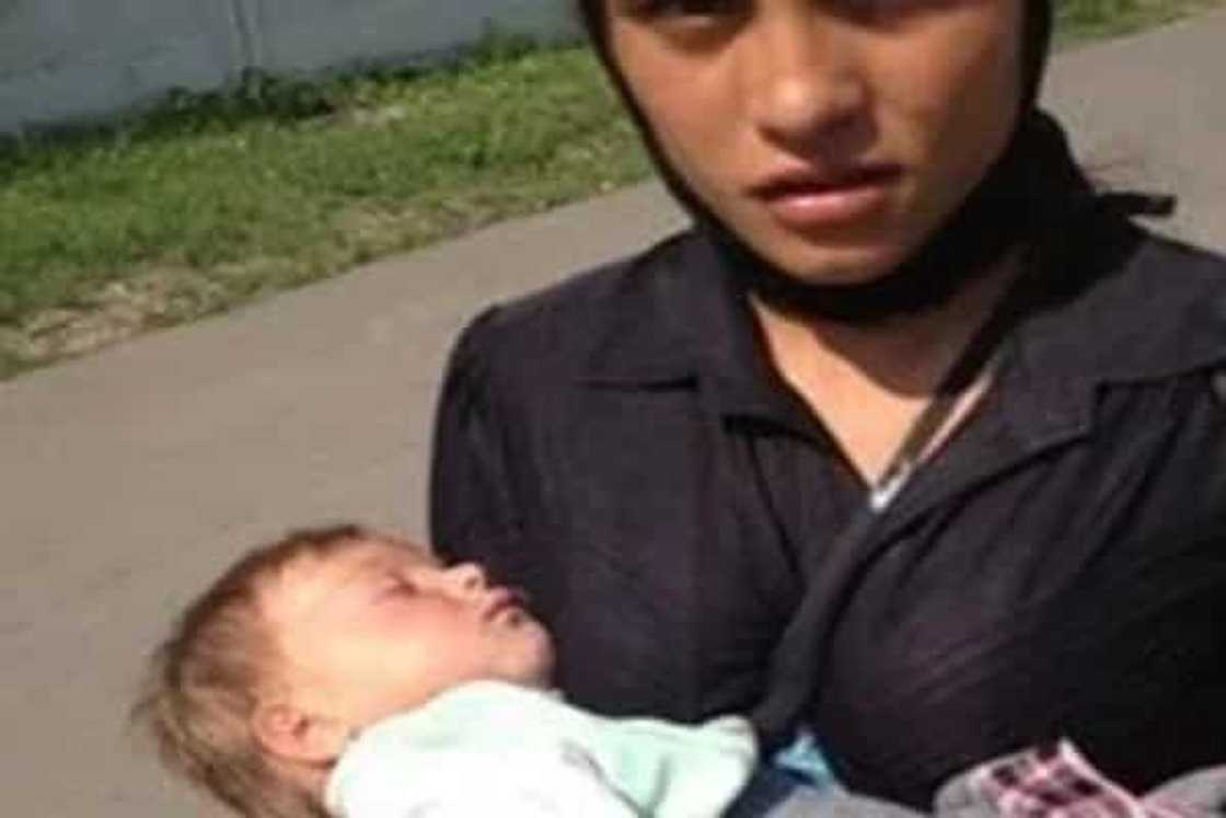 This woman uses someone's child for begging This woman uses someone's child for begging