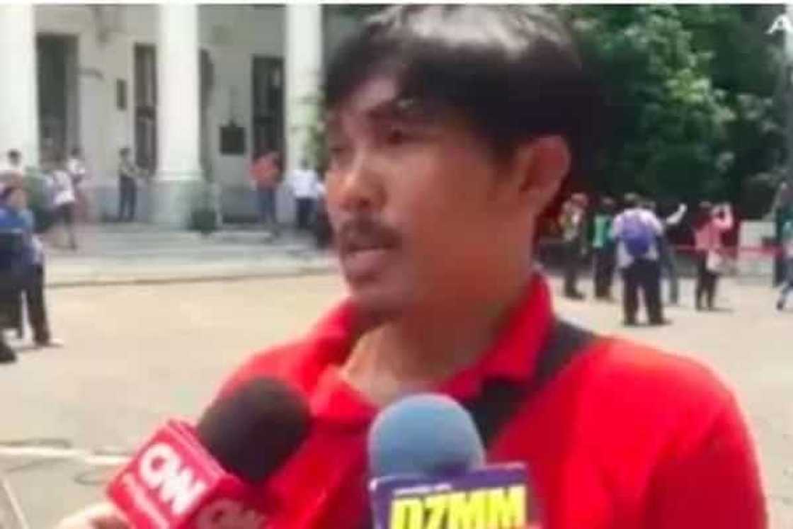 Very Inspiring! Former janitor successfully hurdles the 2016 Bar exams Very Inspiring! Former janitor successfully hurdles the 2016 Bar exams
