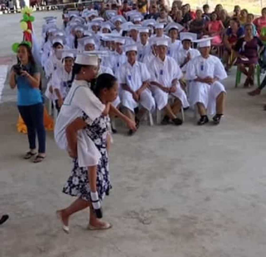 Ina, pinasan paakyat ng entablado ang anak na may kapansanan sa pagtanggap nito ng diploma sa kanyang Pagtatapos