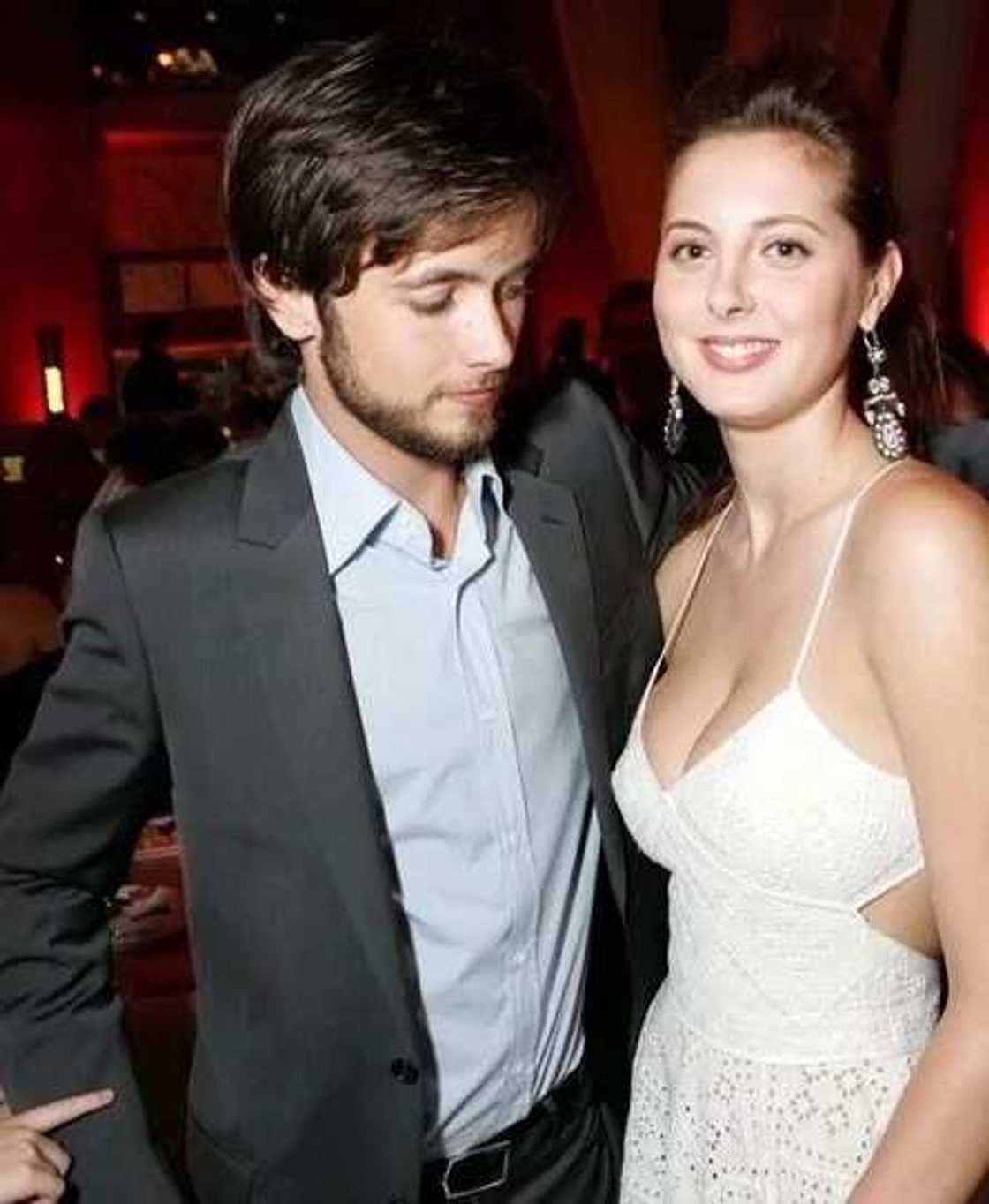 7 photos of guys staring at women's assets 7 photos of guys staring at women's assets
