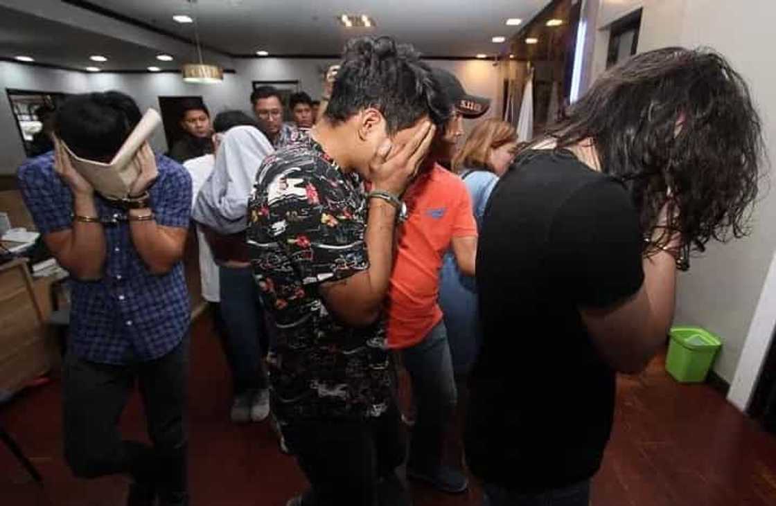 Celebrities visit drug lab in Parañaque Celebrities visit drug lab in Parañaque