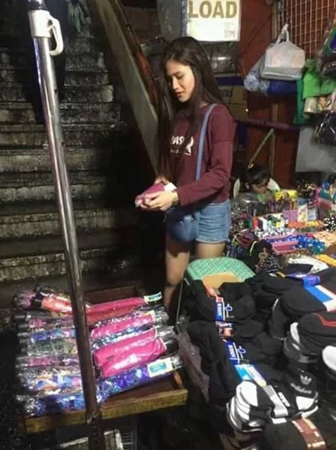 'Payong girl' near Farmer's Mall Cubao goes viral for being a certified headturner 'Payong girl' near Farmer's Mall Cubao goes viral for being a certified headturner