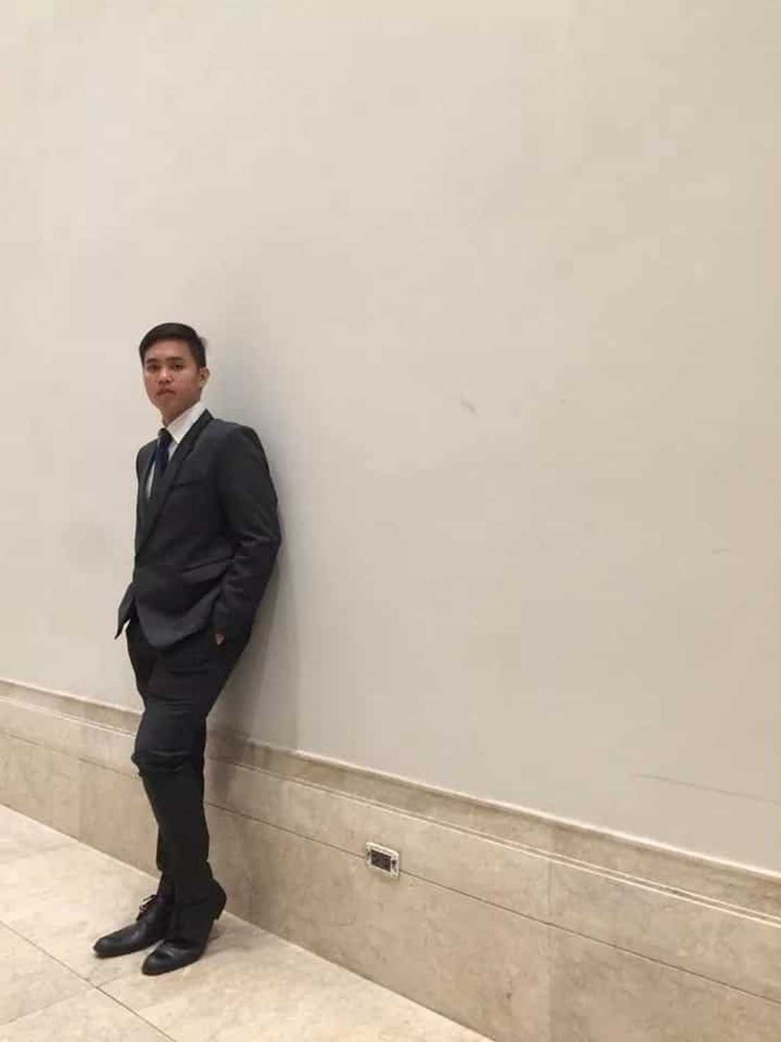 Sipag at tiyaga ang puhunan! Inspiring story of a working student and how he managed to juggle his job and studies Sipag at tiyaga ang puhunan! Inspiring story of a working student and how he managed to juggle his job and studies